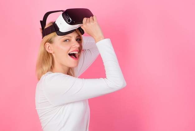 Femme drôle expérimentant la technologie du gadget 3D en gros plan Femme utilisant un casque de réalité virtuelle Happy