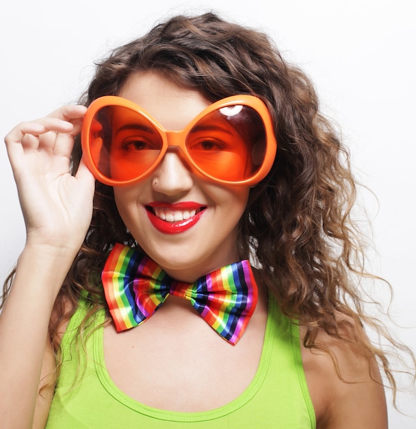 Femme drôle portant de grandes lunettes de soleil lumineuses