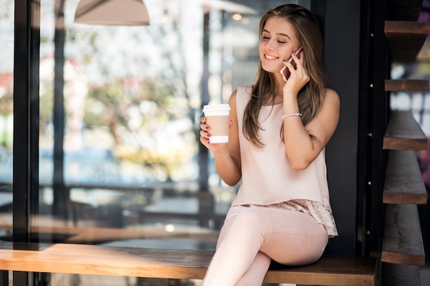 Femme avec du café