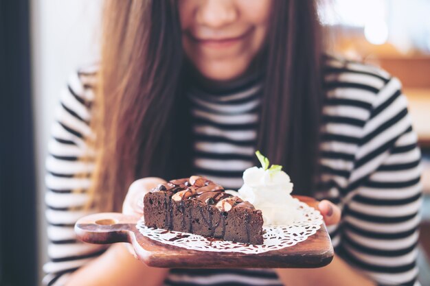 Femme avec du gâteau au chocolat