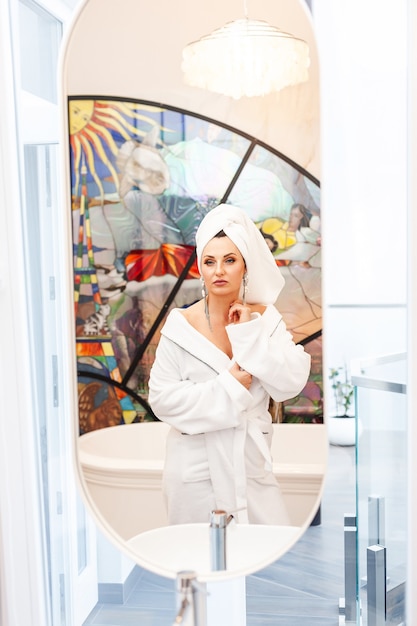 Photo femme du matin dans le miroir de bain