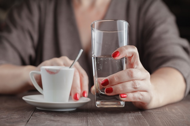 Femme, eau potable, après, espresso, café