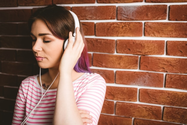 Femme écoutant de la musique au casque