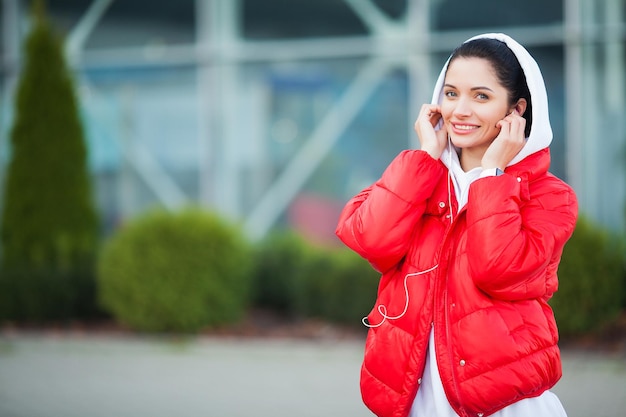 Femme écoutant de la musique au téléphone tout en faisant de l'exercice à l'extérieur