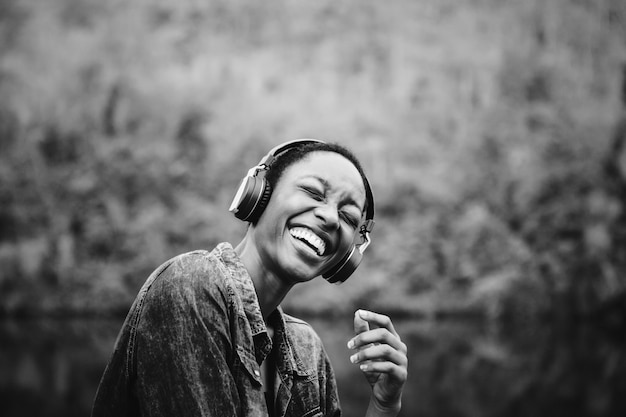 Femme écoutant de la musique dans la nature