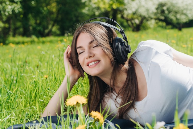 Femme écoutant de la musique à l'extérieur