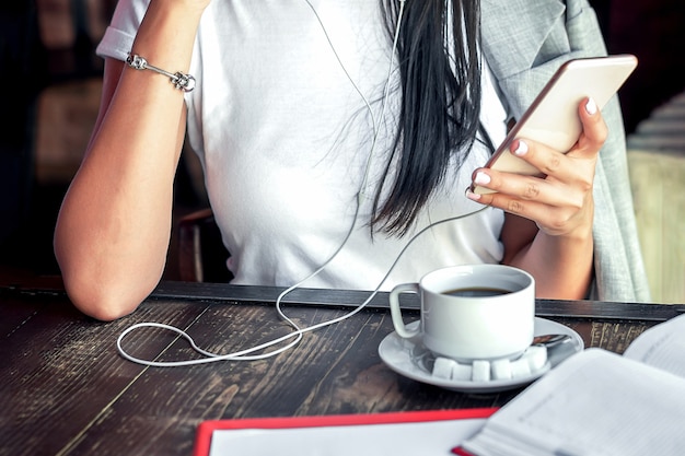 Femme écoutant de la musique par smartphone.