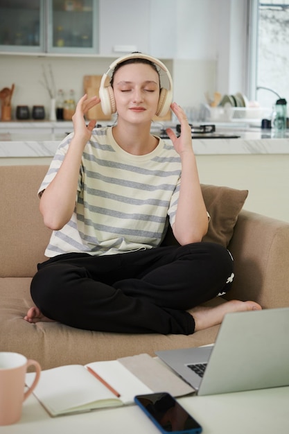 Femme écoutant de la musique pendant la pause