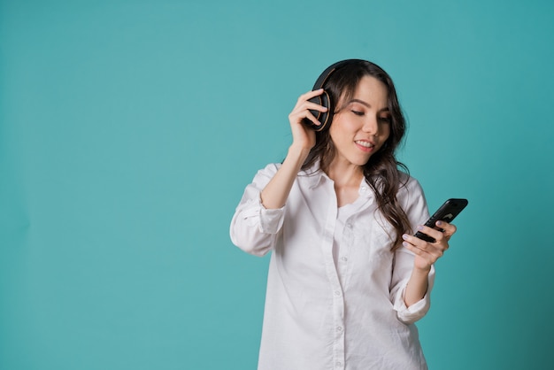 femme écoutant de la musique, se détendre, jeune fille utilise un smartphone