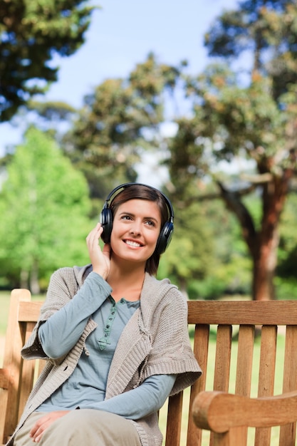 Femme écoutant de la musique