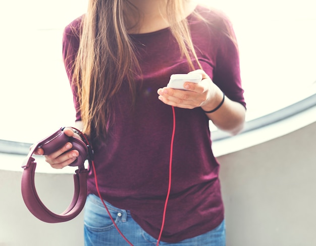 Femme écoutant de la musique