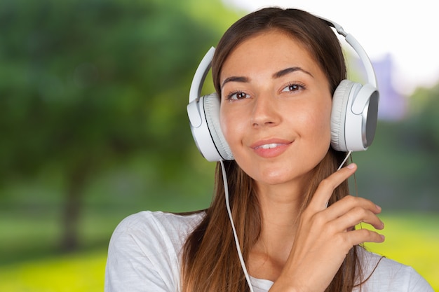 femme écoutant de la musique