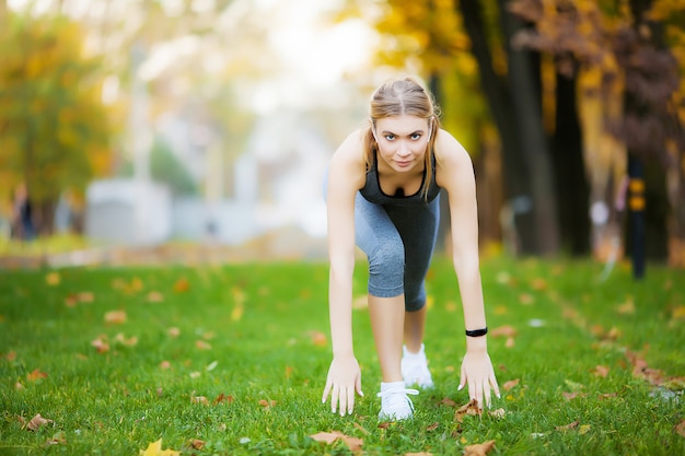 Femme, écoute, musique, téléphone, exercice, Dehors