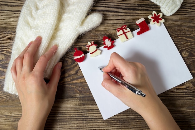 femme écrit une lettre au père Noël.