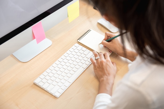 Femme, écriture, note, papier, table, bureau