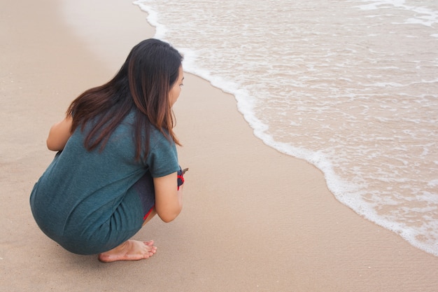 Femme, écriture, plage sablonneuse, à, branche arbre