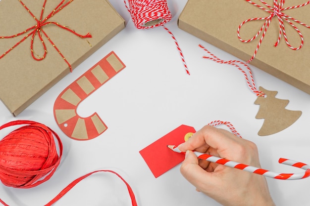 Femme écrivant une carte pour le cadeau de Noël