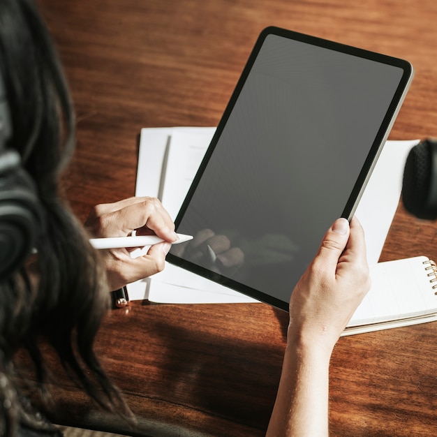 Femme écrivant sur un fond d'écran de téléphone mobile tablette numérique