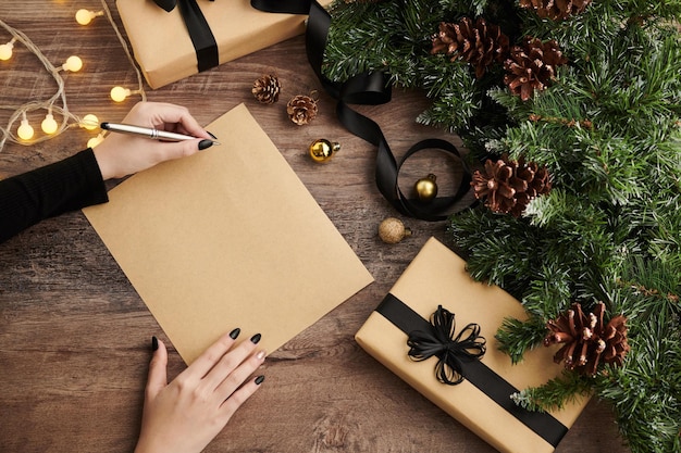 Femme écrivant une lettre de Noël