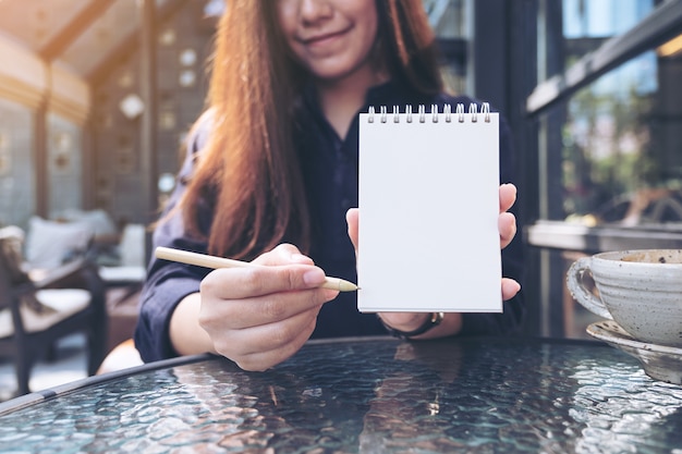 Femme écrivant sur ordinateur portable