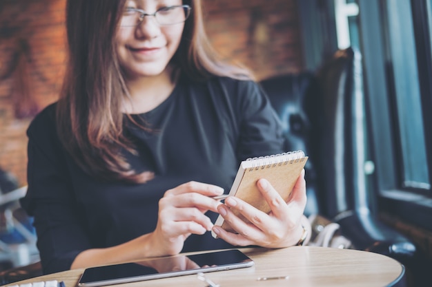 femme écrivant sur ordinateur portable