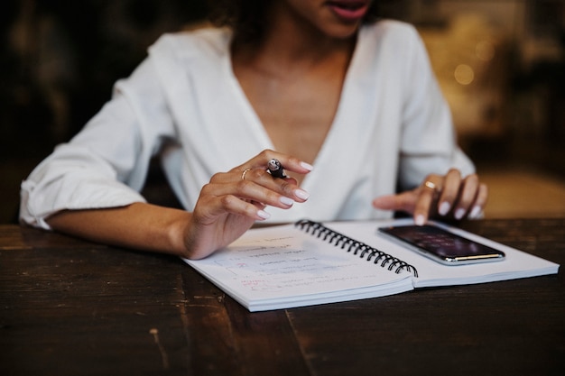 Femme écrivant sur son cahier