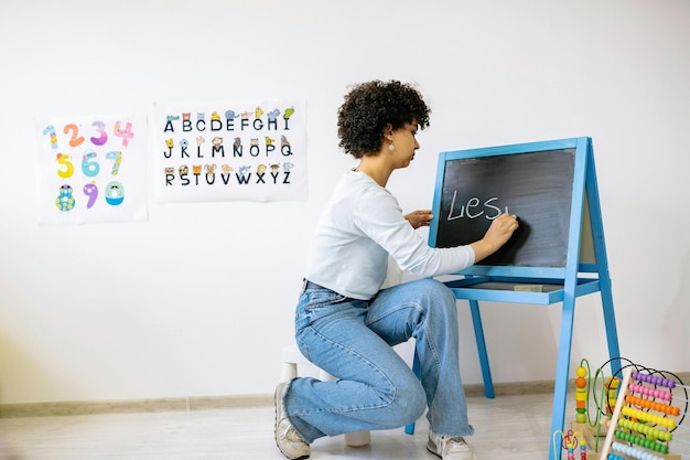 Une femme écrivant sur un tableau de stock photo