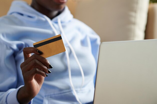 Femme effectuant un paiement en ligne