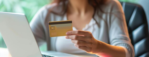 Une femme effectue un achat en ligne avec une carte de crédit