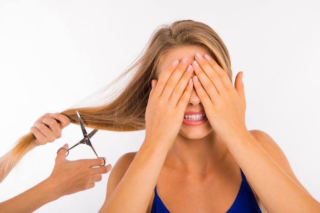 Une femme effrayée et déçue va couper ses pointes fourchues