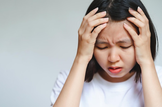 La femme a également touché sa tête avec sa main et a montré une expression douloureuse