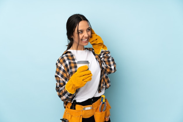 Femme électricienne en studio