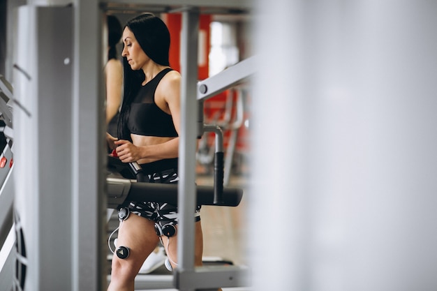 Femme avec électrodes électrostimulatrices