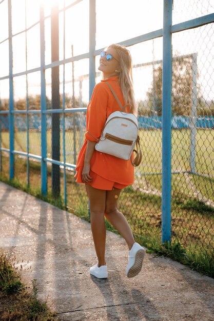 Femme élégamment vêtue de lunettes de soleil