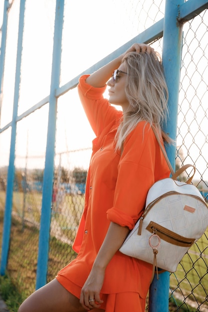 Femme élégamment vêtue de lunettes de soleil