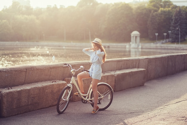 Femme élégamment vêtue à vélo