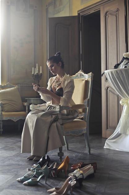 Femme élégante Avec Beaucoup De Chaussures