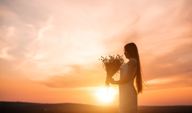 Femme élégante bénéficiant d'un bouquet de fleurs fraîches