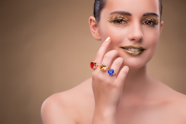 Femme élégante avec des bijoux dans le concept de mode