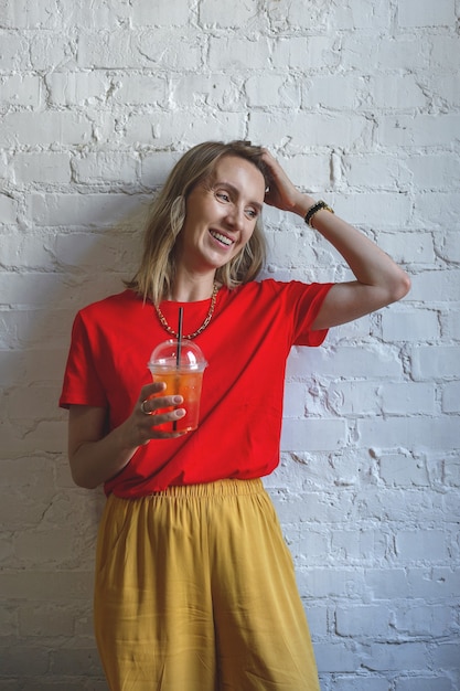 Femme élégante avec boisson à emporter à l'intérieur