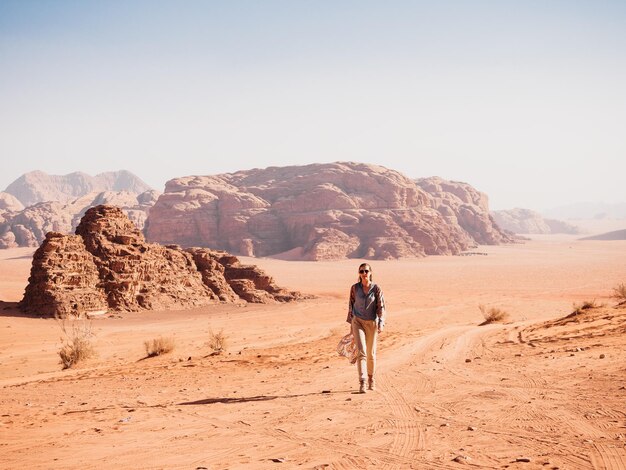 Femme élégante et les curiosités du Wadi Rum