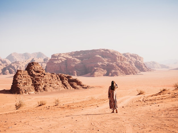 Femme élégante et les curiosités du Wadi Rum