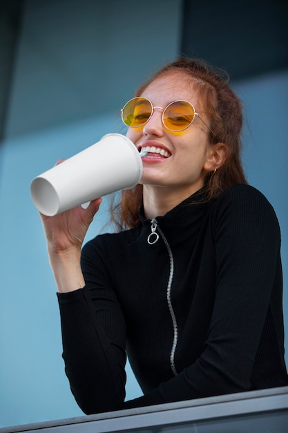 Femme élégante dans un environnement urbain propre