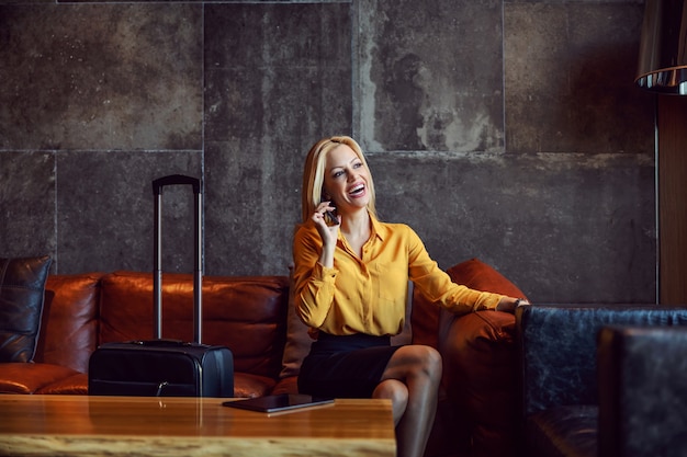 Une femme élégante dans le hall de l'hôtel