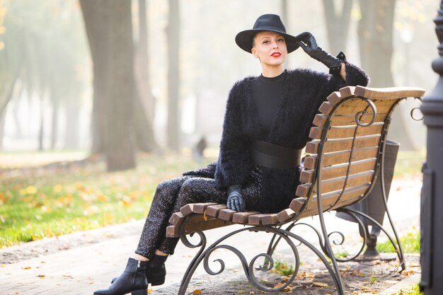 Femme élégante dans le parc automne