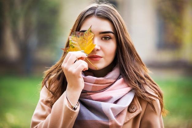 Femme élégante dans le parc automne