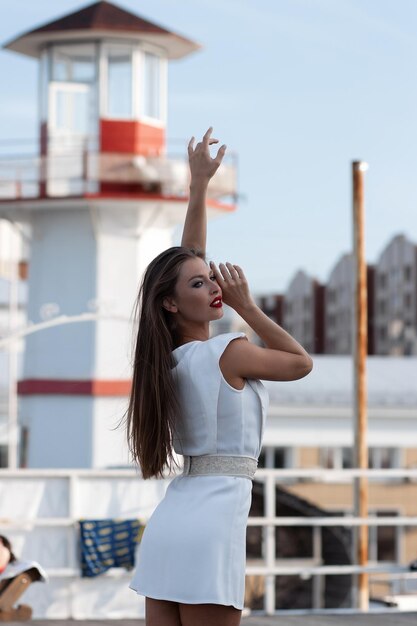 Femme élégante debout dans le port