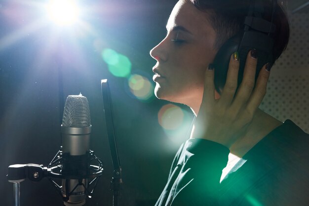 Femme élégante, enregistrement d'une chanson en studio