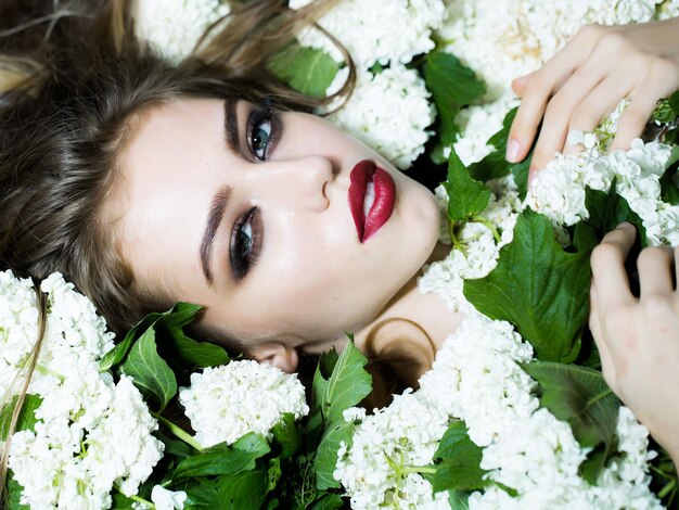 Femme élégante en fleur blanche