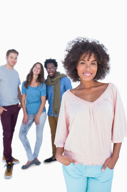 Photo femme élégante gesticulant devant un groupe de gens de la mode